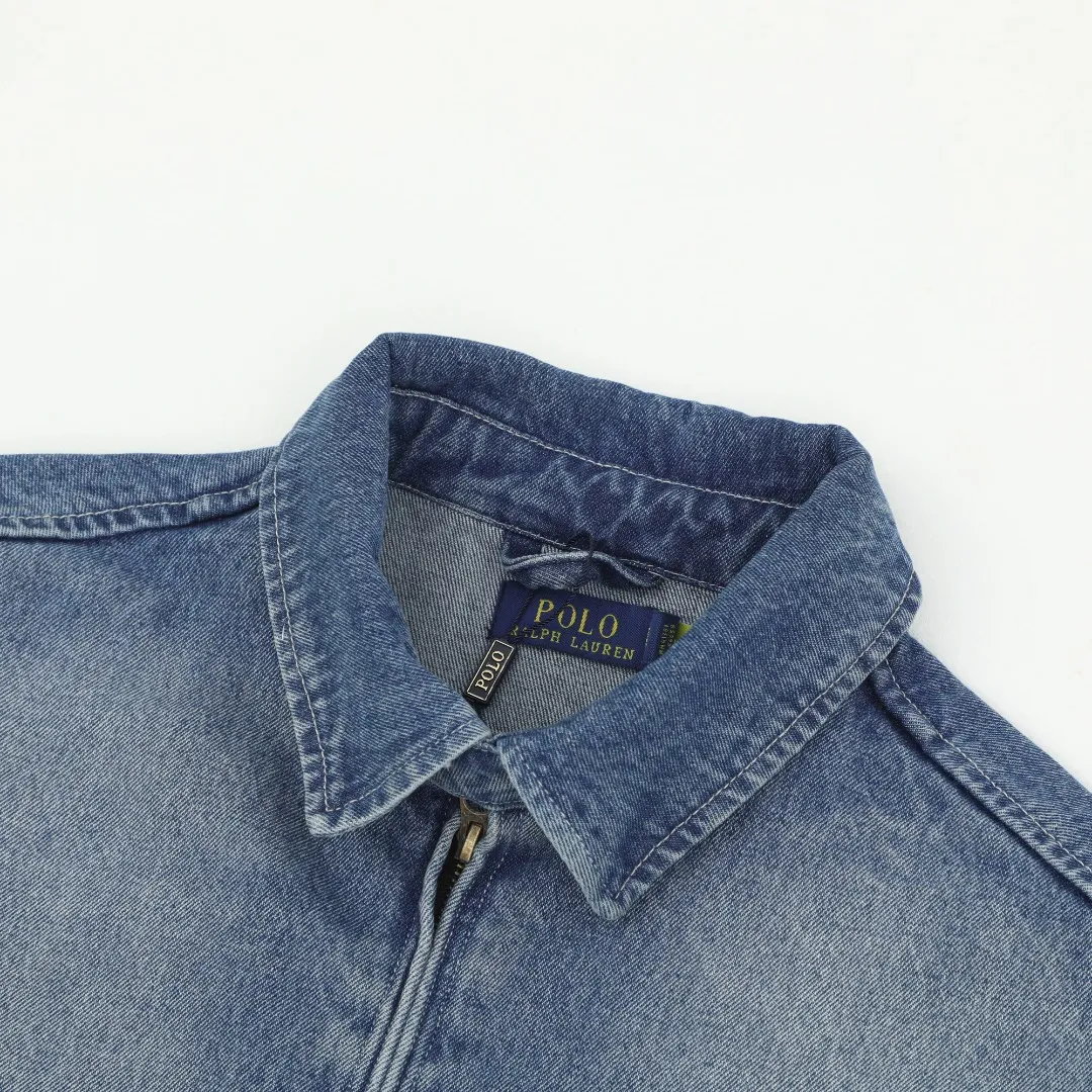 P350 #R17 Ralph Lauren unisex denim jacket with zipper and small label. The classic jacket style, neat lines outline a generous outline, and the short and slim design can quietly lengthen the leg lines visually, instantly achieving the stunning effect of making you taller and slimmer, helping you easily create enviable long legs. The practical pockets on both sides of the front body can not only store mobile phones and keys easily, but also cleverly add a bit of casualness to the overall shape, perfectly blending fashion and practicality. Moreover, the fabric has been specially treated to be soft and wear-resistant, and the comfort level is straight forward. In terms of matching, you can wear it as you like. Pair it with a simple white T-shirt, straight jeans and sneakers on the lower body. It is easy to control the looseness when going out on the street every day. If you wear it with leather boots and a floral skirt, you can create a romantic feeling of western style. I really love it, so it’s not a waste to buy it! Color: Washed Blue Size: S-XL S: Bust 118 Length 70 Sleeve Length 68 Shoulder Width 50 M: Bust 122 Length 72 Sleeve Length 69 Shoulder Width 51 L: Bust 126 Length 74 Sleeve Length 70 Shoulder Width 52 XL: Bust 130 Length 76 Sleeve Length 71 Shoulder Width 53